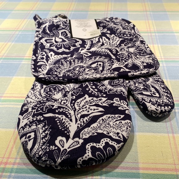 Vera Bradley new with tags navy and white pot holder and mitt set - Picture 2 of 4